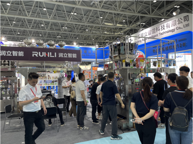 潤立給袋式包裝機(jī)廠家展會(huì)現(xiàn)場(chǎng) 潤立給袋式包裝機(jī)廠家展會(huì)現(xiàn)場(chǎng)
